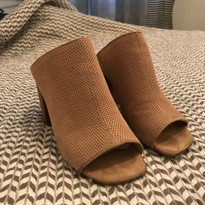 Kenneth Cole open toe mules ✨ beautiful nude suede